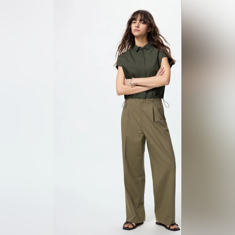 NWOT UNQLO Pleated Wide Pants. Size M (Waist 28-29)